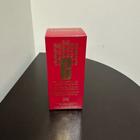 SPECIAL EDITION CLINIQUE DRAMATICALLY DIFFERENT MOISTURIZING LOTIO… - Picture 7 of 10